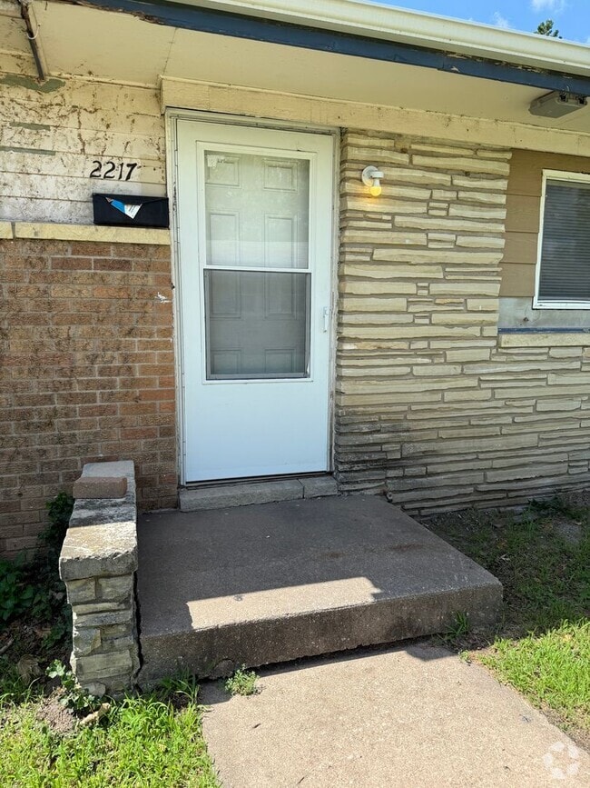 Building Photo - Charming 2 Bedroom Brick Duplex- Pet Frien... Rental