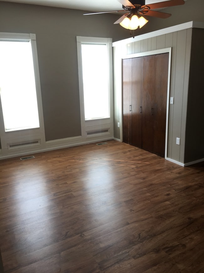 Building Photo - 1932 Wallace Ave Unit 2