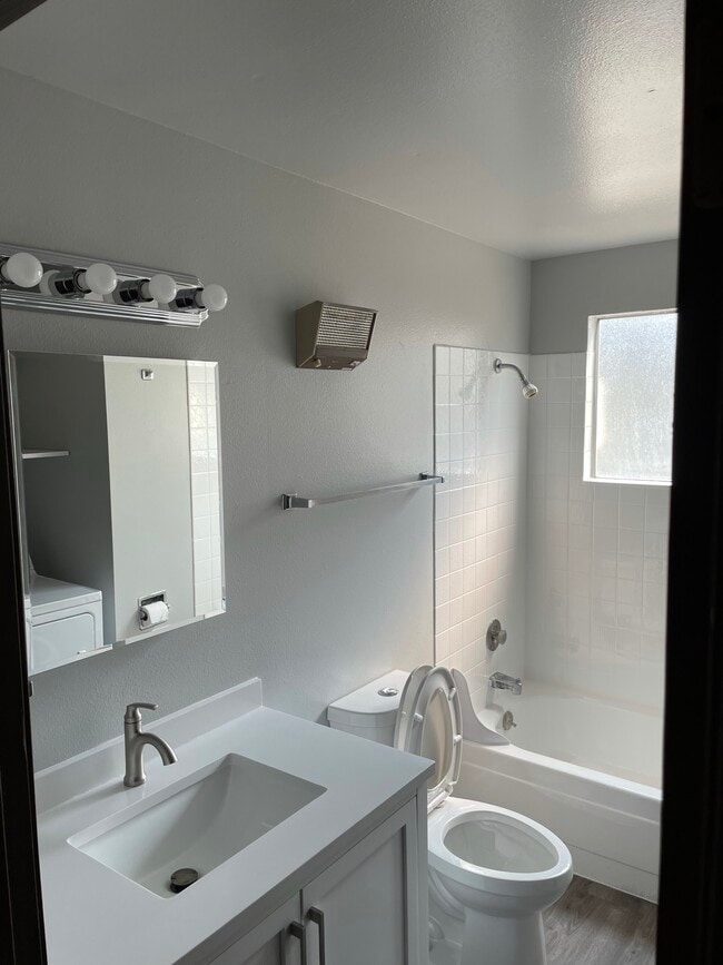 Photo - 345 NW Robert St