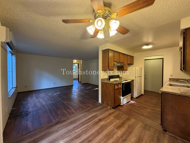 Building Photo - Updated 2BD/1BA Duplex w/ Mini-Split HVAC + Off-Street Parking Unit 1411
