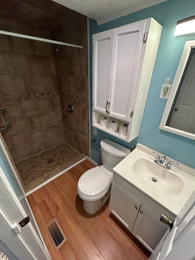 Photo - 1115 Sangster Rd