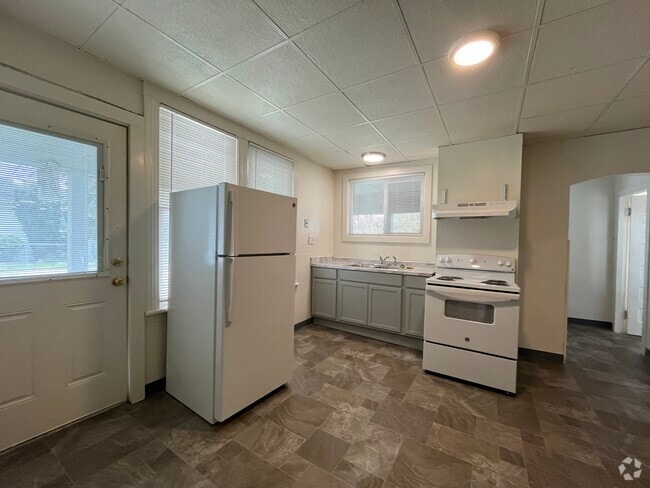 Building Photo - 445 Smithers Ave S Unit 1 Rental