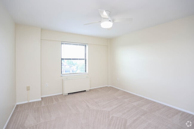 1BR, 1BA - 750 SF - Bedroom - Maxon Towers