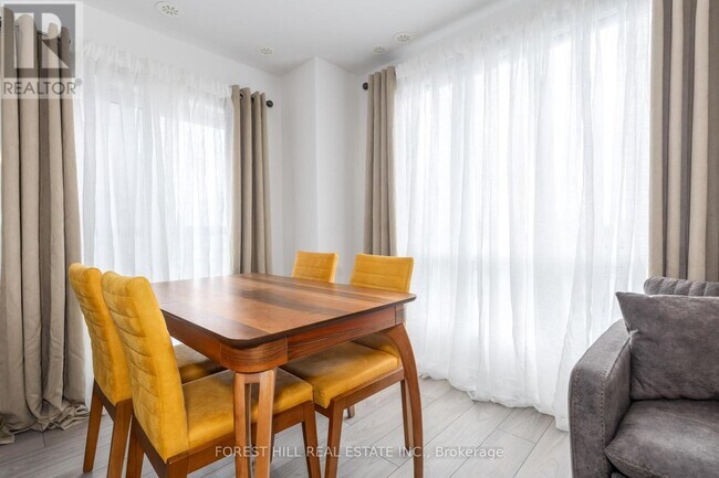 Photo - 18 Lytham Grn Cir