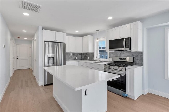 Building Photo - 10 Anthony Ave Unit 2