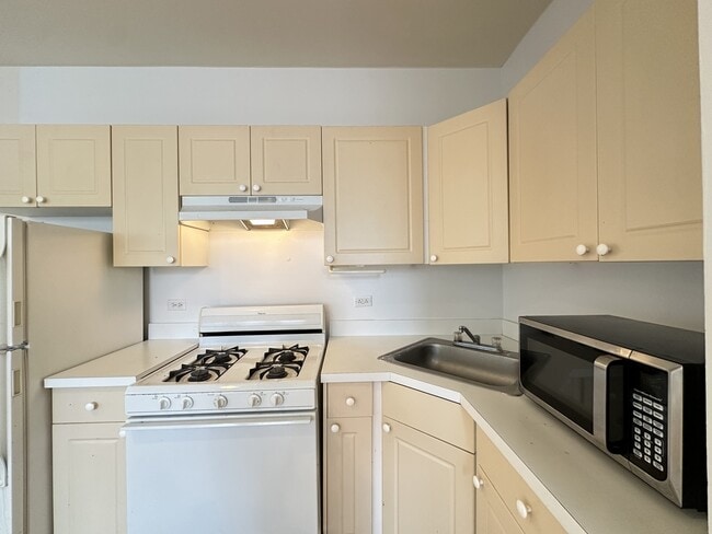 Photo - 909 W Dakin St Unit J01W