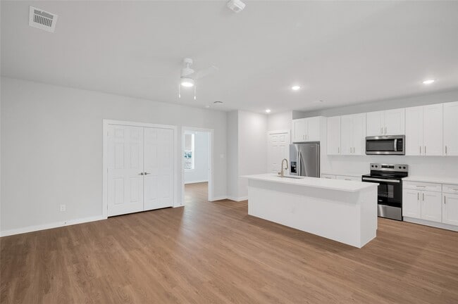 Building Photo - 7300 Magnolia Pkwy Unit 1101 Rental