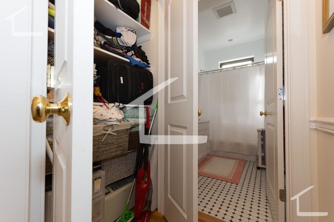 Photo - Nicely renovated 1 bed near the Green Line.