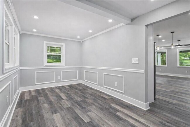 Photo - 724 Cowan Rd SE