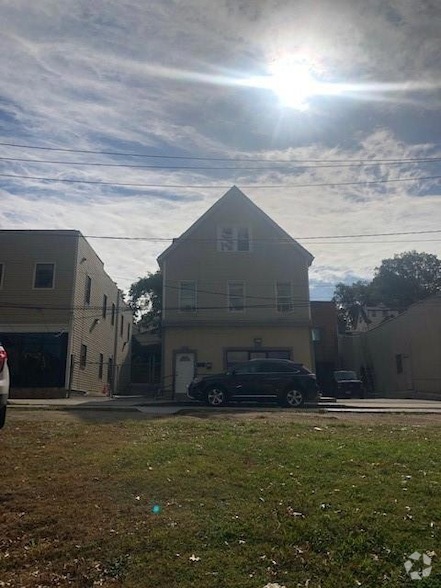 Building Photo - 17 S Macquesten Pkwy Unit 2nd floor Rental