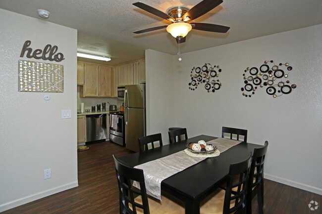 2BD, 1BA - 950 SF (Upgraded Guest Suite)