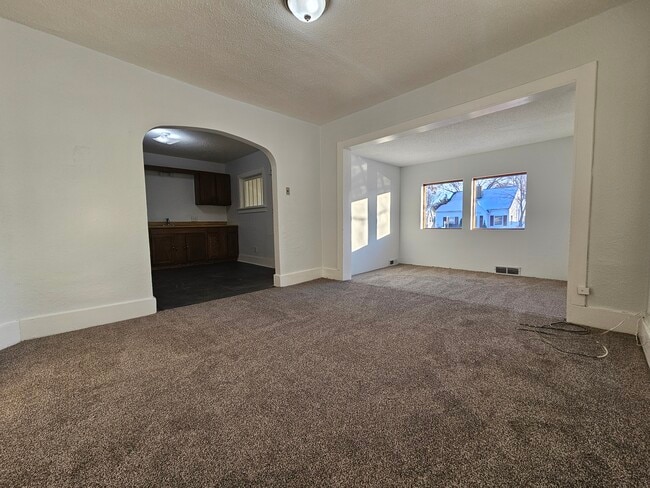 Photo - 515 E 11th St