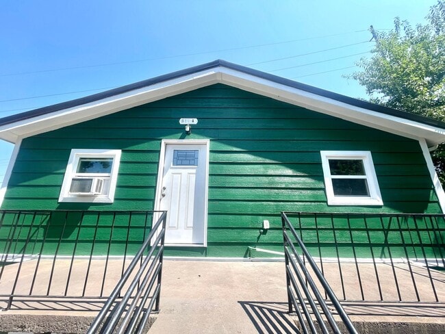 Building Photo - 519 E 7th St Unit A