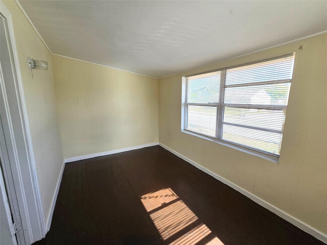 Photo - 4341 Pinewood Ave Unit 4341