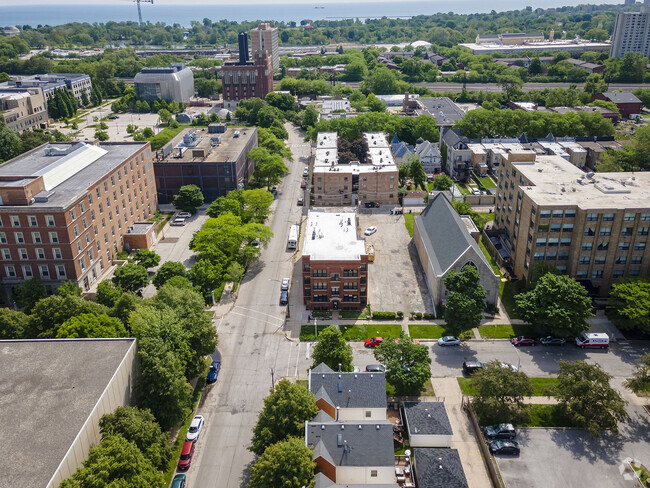 Building Photo - 6103 S Kenwood Ave Unit 2 Rental