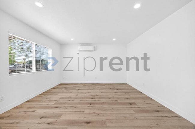 Photo - 415 E 26th St