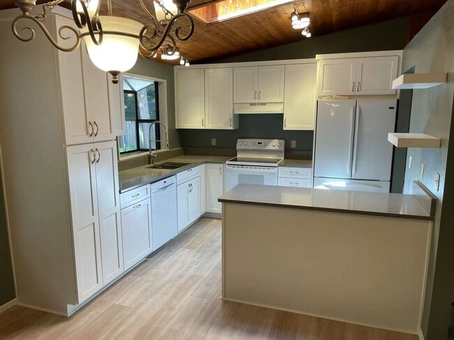 Photo - Beautiful & stunning 3-bed, 2-bath house i...