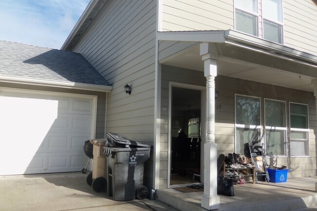 Building Photo - 196 - 3427/3429 SE 3rd Unit 196-3427 SE 3rd