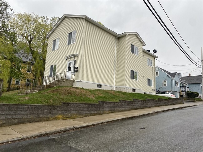 Building Photo - 133 Walnut St Unit 1