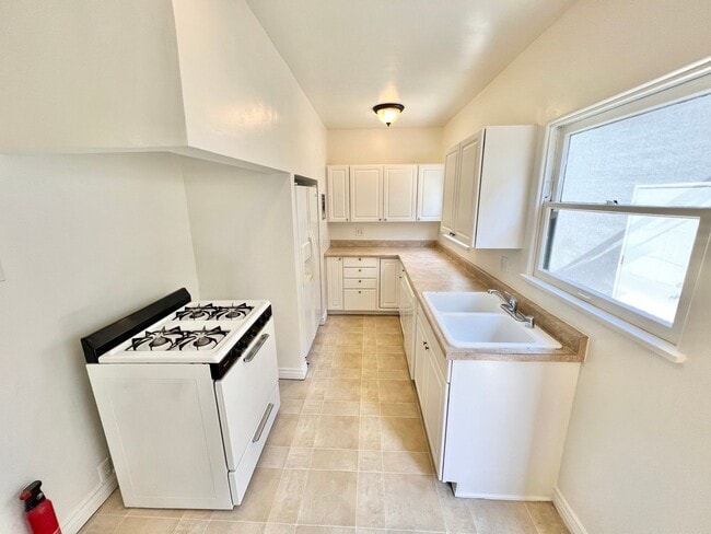 Building Photo - Charming Belmont Shore 2BD/1BA in Spanish-Style Duplex | Garage Included Unit 227 Granada Ave - B