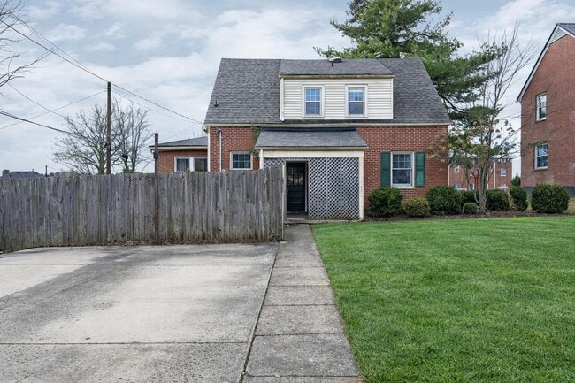 Photo - 109 W Poplar St