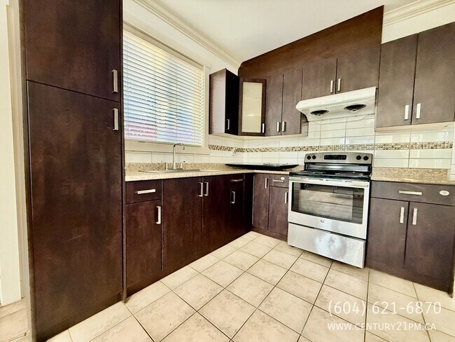 Photo - 13275-13290 90 Ave