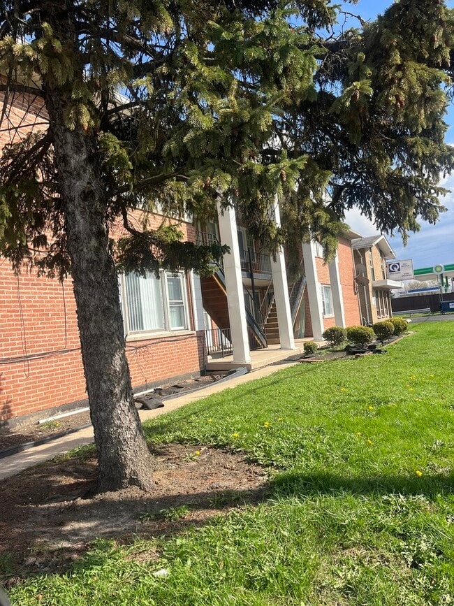 Building Photo - 7831 Roberts Rd Unit 4