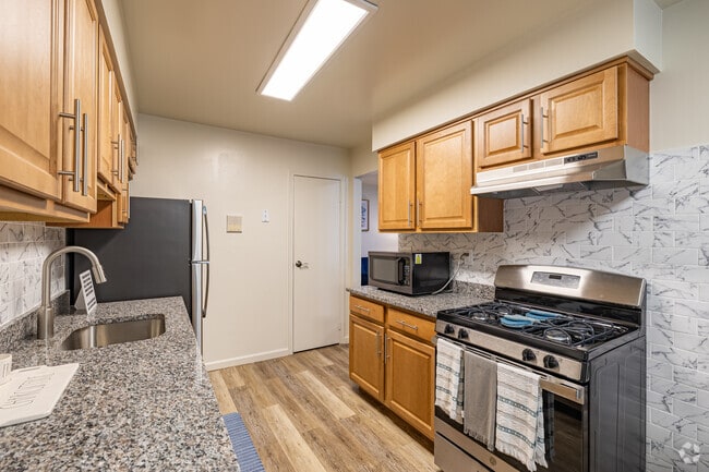 1BR, 1BA - 890SF - Kitchen - Woodbridge Terrace