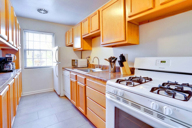 Photo - 1420 W Abingdon Dr Unit FL4-ID1035600P