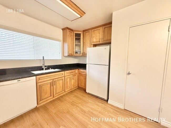 Photo - 4860 Van Noord Ave