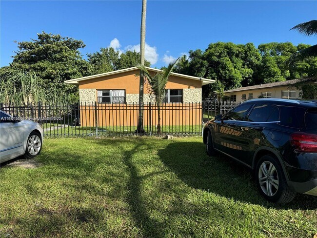 Building Photo - 1429 NE 118th Terrace Unit 2