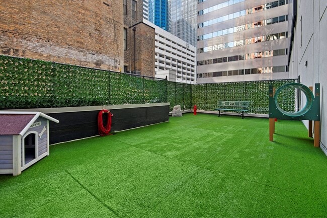 Amplio parque para perros para amigos peludos - 215 West Apartments