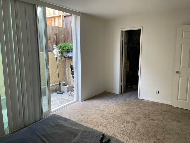 Bed room - 517 N Francisca Ave Unit 1