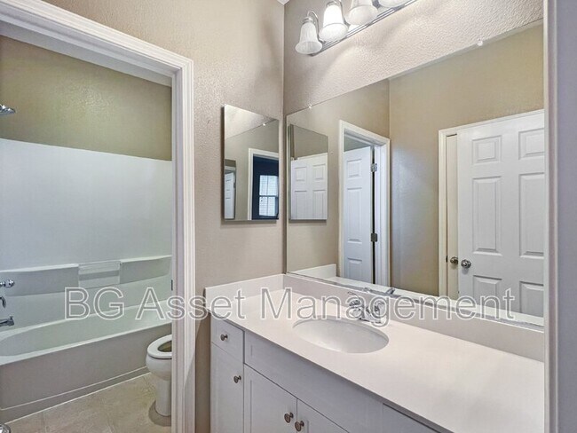 Photo - 812 Queen Palm Ln