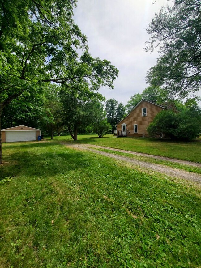 3 BEDROOM, TWO STORY HOUSE IN DOWNTOWN HOW... Rental House Rental in