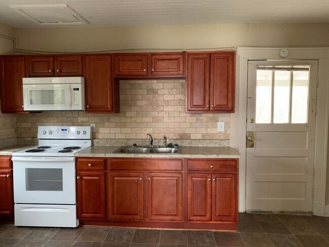 Building Photo - 421 Piedmont Rd Unit B