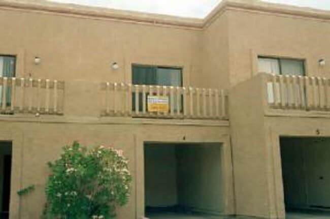 Building Photo - 2023 W Bloomfield Rd