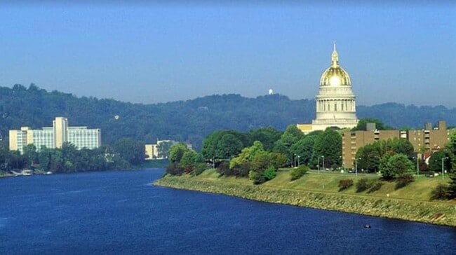 capital 2 blocks away - 2100 Kanawha Ave SE Unit 210