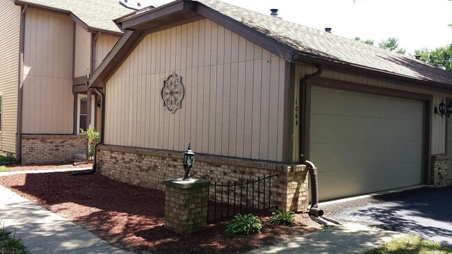 Photo - 1010-1012 Valley Side Dr. Unit 1010
