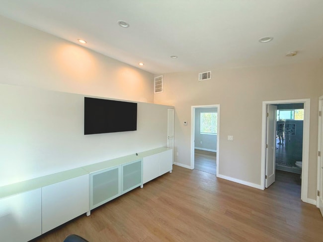 Building Photo - 4 BD/2BA Separated Yard and Off Street Par...