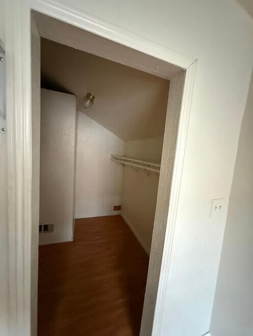 815-825 E Channel St