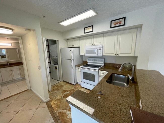 Building Photo - ANNUAL RENTAL - 2ND FLOOR 1 BED / 1 BATH C... Unit 207