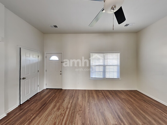 Photo - 2114 Debbie Ln