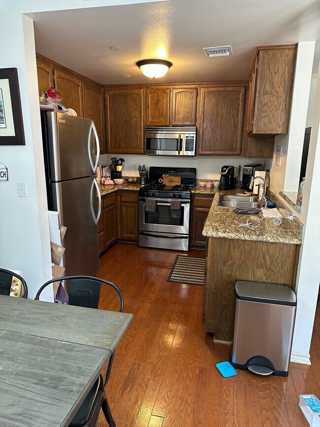 Photo - 4523 Woodman Ave
