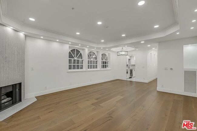 Building Photo - 342 N Palm Dr Unit 102