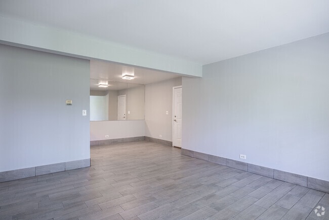 1BR, 1BA - 700SF