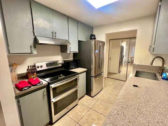 Photo - 2B2B - Prime Westlake Location Spacious Corner-unit Condo