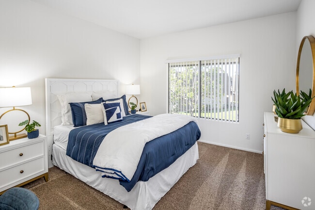 1BR, 1BA + Den - 900SF - Bedroom