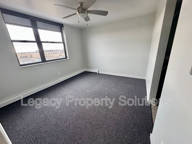 Photo - 208 E Greenfield Ln