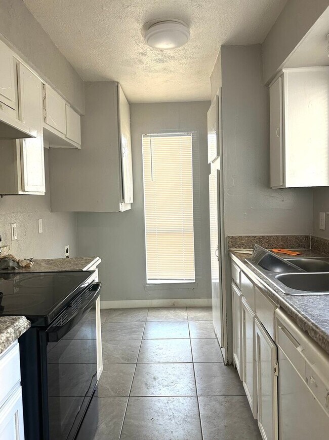 Photo - 2405 Doreen St